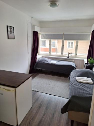 波里Varvinkatu apartment的一间卧室设有两张床和窗户。