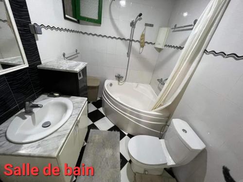 艾因代拉希姆Villa Bel air的白色的浴室设有水槽和卫生间。