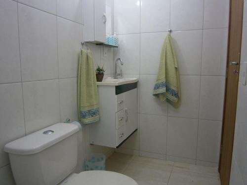 瓜拉派瑞Apt. de Setiba - HOSPEDARIA OCA RUCA的一间带卫生间和水槽的浴室