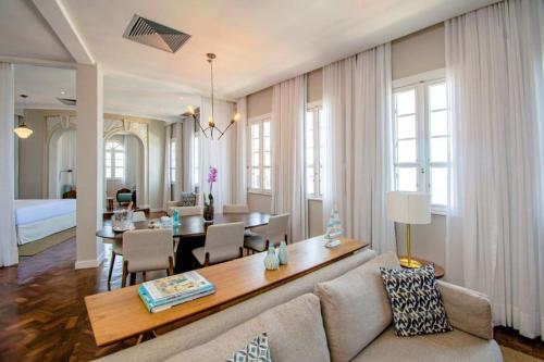 萨尔瓦多Fera Palace Hotel的带沙发的客厅和用餐室