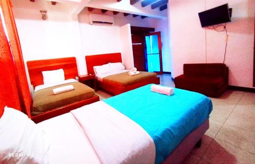 阿约拉港Hostal GalaHouse的酒店客房,配有两张床和椅子
