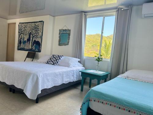 Santa Catalina IslandMiss Francia´s Home的一间卧室设有两张床和窗户。