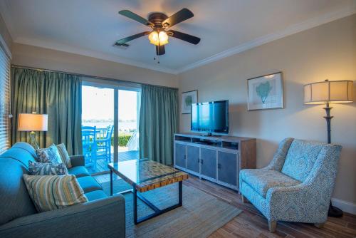 马拉松老鹰岩礁度假酒店的客厅配有蓝色的沙发和电视