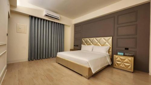 金湖镇小上海会馆的卧室设有一张白色大床和一扇窗户。