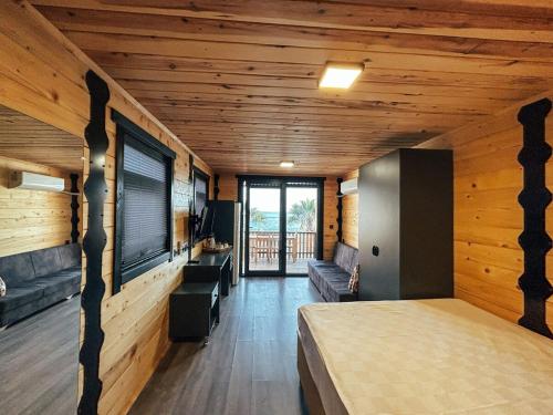 博德鲁姆Bitez Tiny House & Beach的卧室配有一张床铺,位于带木墙的房间内