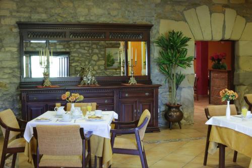 桑提亚纳德玛卡松萨洛杉矶骑士酒店的一间设有两张桌子和镜子的用餐室