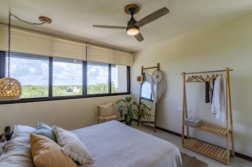 奥尔沃克斯岛Hermoso Departamento Con Vista Al Mar的一间卧室配有一张床和吊扇