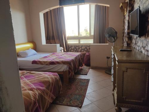 开罗ElBayt motel的酒店客房设有两张床和窗户。