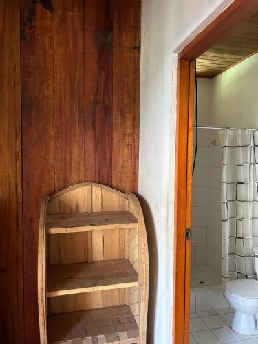 利马Chamisal Jungle Hotel的浴室设有位于卫生间旁的木架