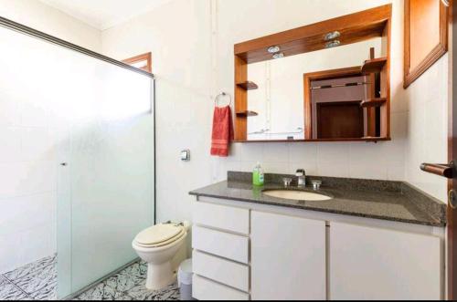 科蒂亚Casa na Granja Viana - Cotia的浴室配有卫生间、盥洗盆和淋浴。