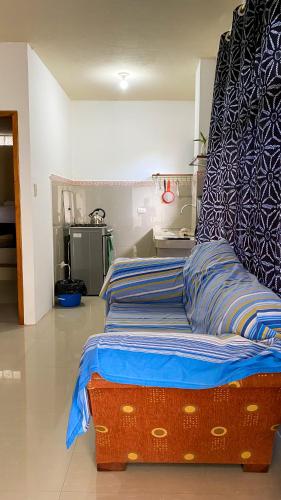 巴克里索莫雷诺港Suite de Asdruval的一间卧室配有一张带大床头板的床
