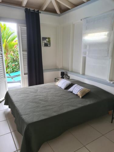 勒马兰villa T4 Kezia的一间卧室配有一张带两个枕头的床
