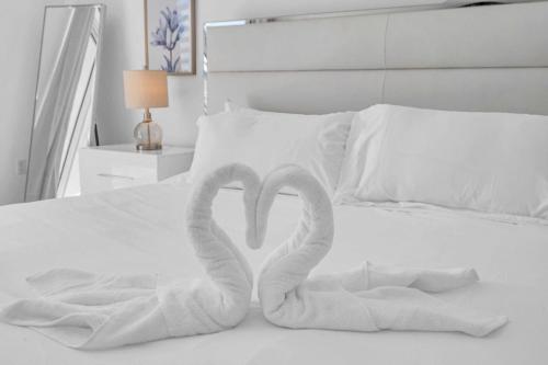 迈阿密Deluxe 1 Bedroom Apartment • Brickell • Ocean View的床上的两条心形毛巾