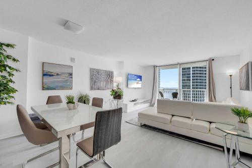 迈阿密Deluxe 1 Bedroom Apartment • Brickell • Ocean View的客厅配有沙发和桌子