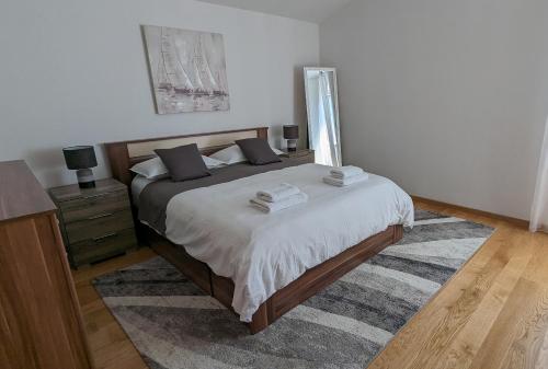 斯普利特Prime Location Penthouse apt with a large terrace的一间卧室配有一张床和地毯