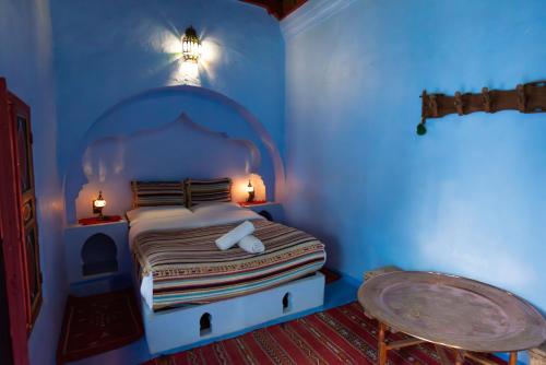 舍夫沙万达达迪奇雷夫摩洛哥传统庭院住宅的蓝色客房中一间带床的卧室