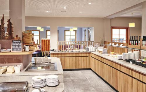 多内尔斯巴赫瓦尔德Kinderhotel Stegerhof的一间供应白菜的自助餐厅