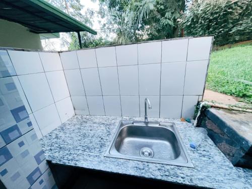 MuhaziMuhazi View Resort的厨房水槽和柜台上的水龙头