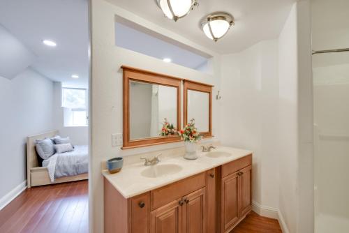 阿普托斯Comfy Aptos Apartment Near Beaches and Santa Cruz!的一间带水槽和镜子的浴室