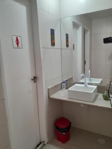累西腓Oxen Hostel 2024的一间带水槽和镜子的浴室