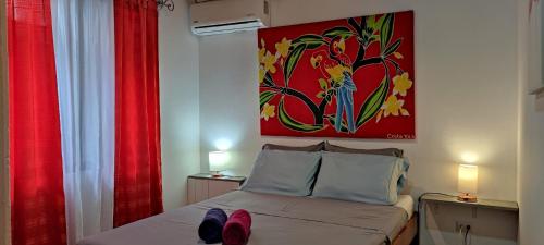 萨玛拉Alta Vibra Appartement的一间卧室配有一张壁画床