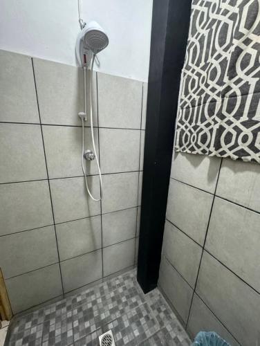 圣萨尔瓦多Habitación Ortencia的浴室内配有淋浴和头顶淋浴