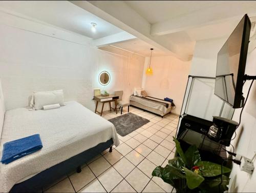 圣萨尔瓦多Habitación Ortencia的一间卧室配有一张床和一张沙发
