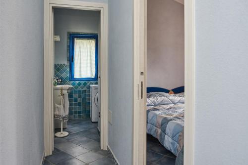 卡拉古诺内Casa Azzurra的一间卧室配有一张床,浴室设有卫生间