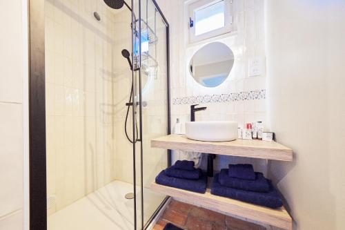 卢米奥Studio standing - Village Lumio的一间带水槽和淋浴的浴室