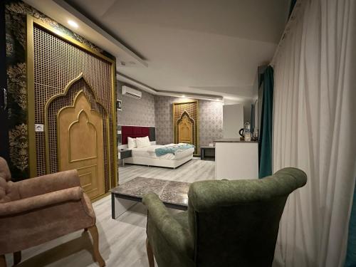 锡德Anka Butik Hotel - Adults Only的客厅配有沙发和椅子