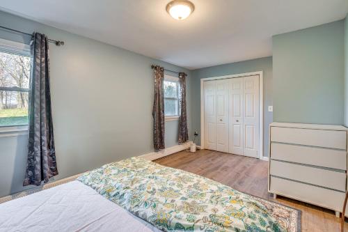 Valley CottageApartment Rental 2 Mi to Rockland Lake State Park的一间卧室设有一张床和一个窗口