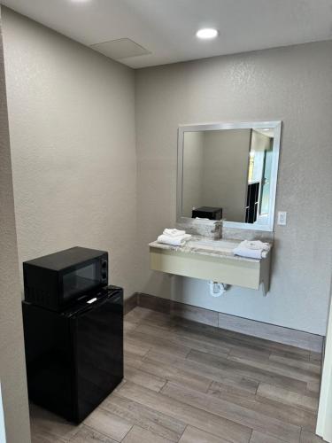 新奥尔良Nola Inn & Suites的一间带水槽和镜子的浴室