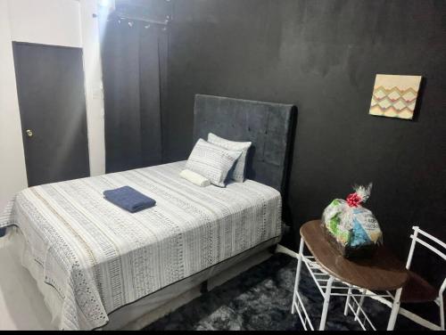 圣萨尔瓦多Habitación #2的一间小卧室,配有一张床和一张桌子