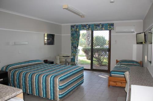 珊瑚湾珊瑚湾宁乐酒店 - 湾景的酒店客房设有两张床和一个阳台。