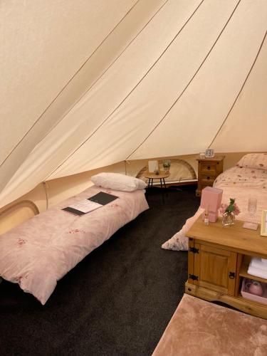 BradmoreLittle Bunny Retreat的一间帐篷内带两张床的卧室