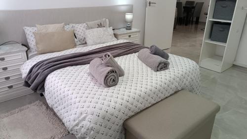 福恩吉罗拉FUENGIROLA CENTRO的一间卧室配有一张大床和毛巾