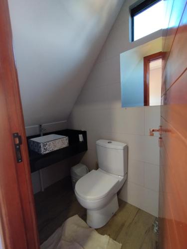 埃斯特城Ñande renda的阁楼上带白色卫生间的浴室