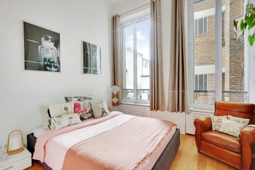 巴黎Very nice apartment Atypical 6 People的一间卧室配有一张床、一把椅子和窗户。