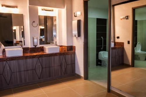 亚美尼亚伊莎维克托里精品酒店的一间带两个盥洗盆和卫生间的浴室