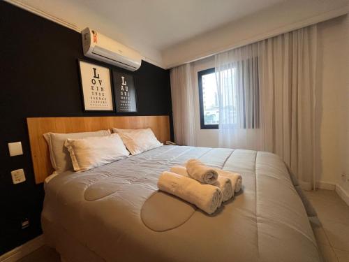 圣保罗Hotel M Privilege Moema São Paulo的一间卧室配有一张床,床上有毛巾