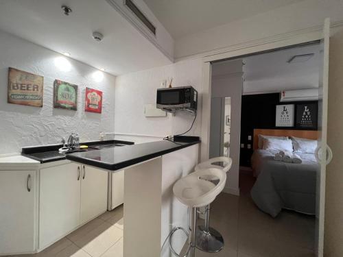 圣保罗Hotel M Privilege Moema São Paulo的客房内设有带水槽和卫生间的浴室