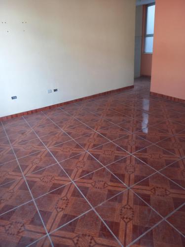 利马Alquiler de minidepartamento的一间空房,铺有瓷砖地板