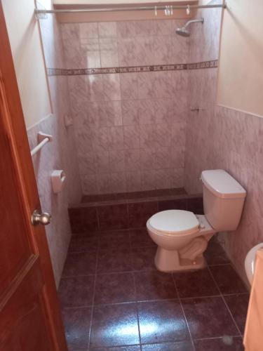 利马Alquiler de minidepartamento的一间带卫生间和淋浴的浴室