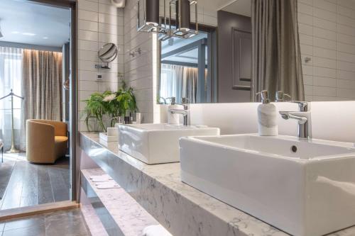 哥德堡哥德堡斯堪的纳维亚丽笙酒店的浴室设有2个水槽和镜子