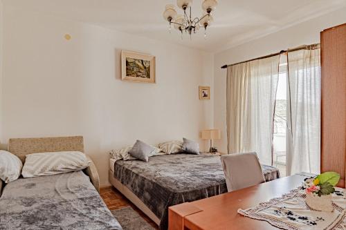 普特尼科维奇Apartments by the sea Luka Dubrava, Peljesac - 14040的客厅配有床和桌子