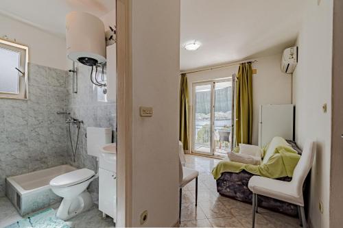普特尼科维奇Apartments by the sea Luka Dubrava, Peljesac - 14040的一间带卫生间的浴室和一张位于客房内的床。