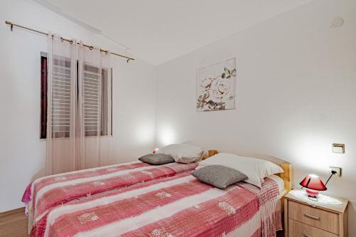 普特尼科维奇Apartments by the sea Luka Dubrava, Peljesac - 14187的一间卧室设有一张床和一个窗口