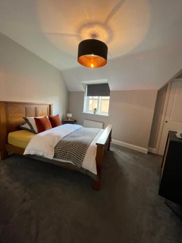 索利赫尔Spacious Apartment NEC BHX的一间卧室设有一张床和天花板