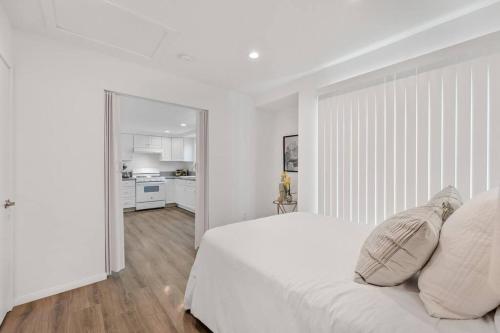 洛杉矶Modern 1-Bedroom Home in a Prime LA Location的白色卧室配有一张带枕头的大白色床