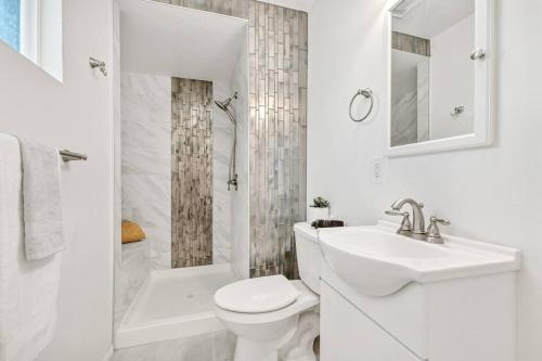 洛杉矶Modern 1-Bedroom Home in a Prime LA Location的白色的浴室设有卫生间和水槽。